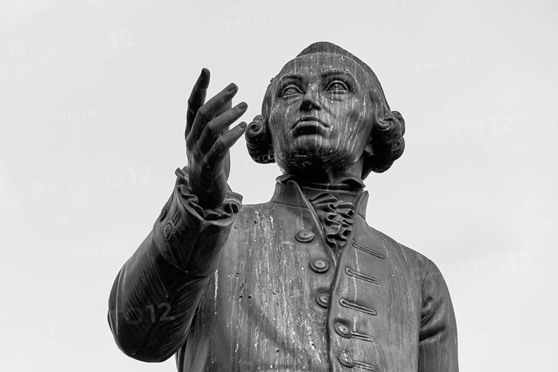 Kant Monument, statue of Immanuel Kant, German philosopher of the Enlightenment, Ulitsa Universitetskaya, Kaliningrad, Kaliningrad Oblast, Russia, Europe