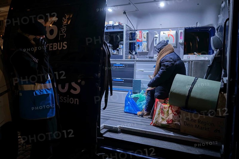 Germany, Berlin, 25.12.2021, cold bus of the Berlin City Mission, homeless woman, City Mission employee, Karla Kopernik, Europe