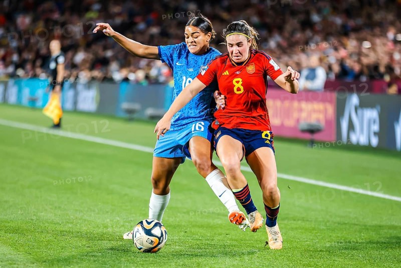 SYDNEY, AUSTRALIA, AUGUST 20: Mariona CALDENTEY of Spain goes down from a heavy challenge from Jessica CARTER of England as Spain plays England in the final of the FIFA Women's World Cup Australia New Zealand 2023 at Stadium Australia on August 20, 2023