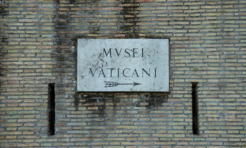 A picture of an old plaque to the Vatican Museum
