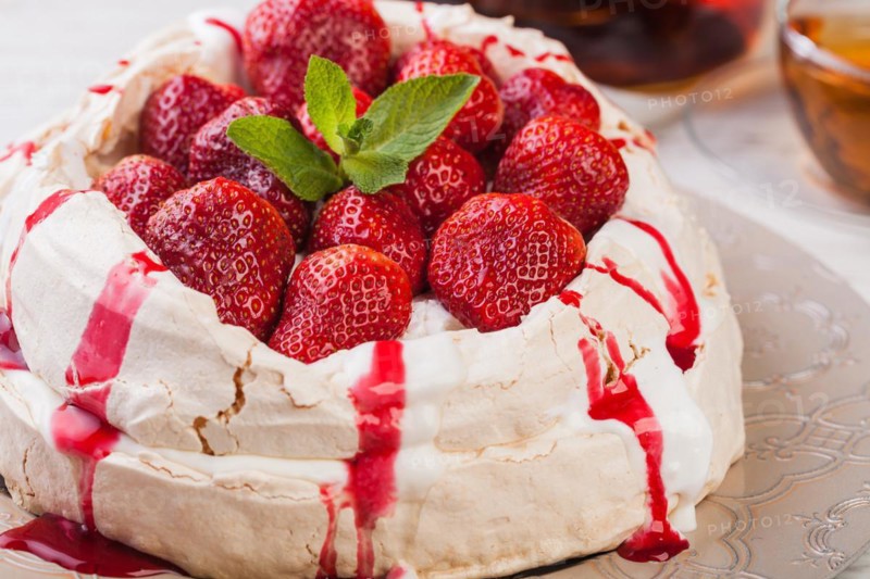 Pavlova cake with fresh strawberries