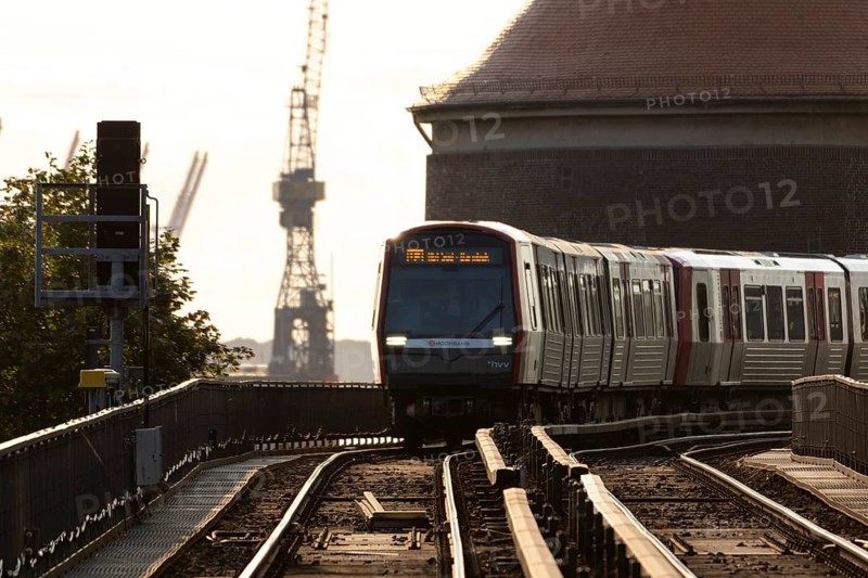 Underground, Hamburger Verkehrsverbund HVV, local transport, railway line in the evening light with moving train of the underground line U3 at the Baumwall stop in the harbour of Hamburg, Germany, Europe