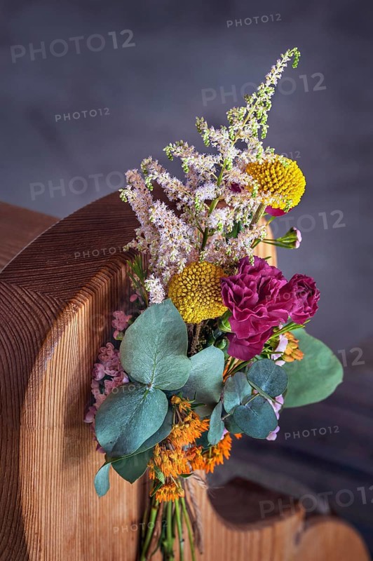 Flower arrangement on the church pew in the chapel on the Schweineberg from 1977, Schweineberg near Ofterschwang, Allgäu, Bavaria, Germany, Europe