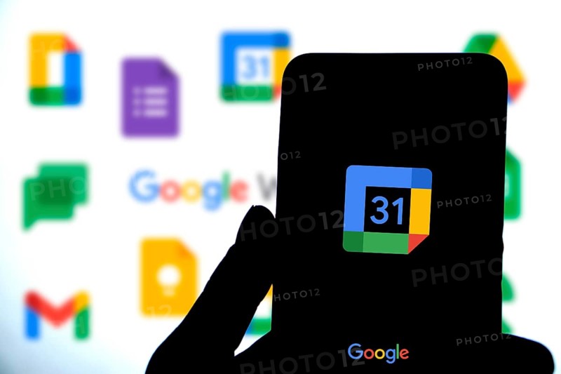 Google Calendar logo is displayed on a smartphone.