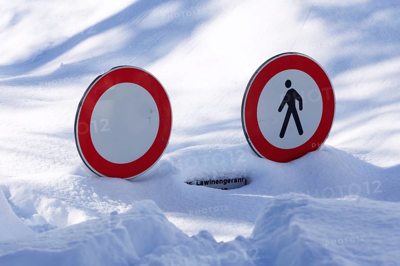Warning signs, danger of avalanches, Penserjoch ridge, Sterzing, province of Alto Adige, Italy, Europe