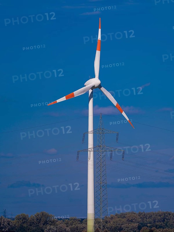 Wind turbine and high-voltage pylon with power lines at the Schacht Konrad wind farm, Salzgitter, Lower Saxony, Germany, Europe