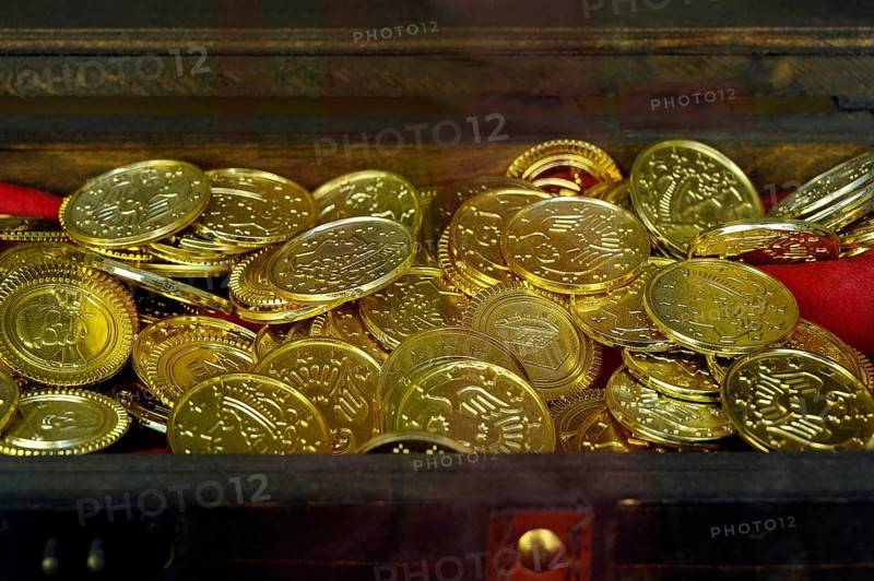 Shop window with decoration, treasure chest with gold coins, Germany, Europe