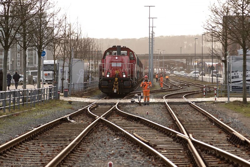 Symbolic image logistics, freight transport, railway tracks with locomotive and freight wagons of Deutsche Bahn in the harbour at Kiel Fjord, Baltic Sea, Kiel, Schleswig-Holstein, Germany, Europe