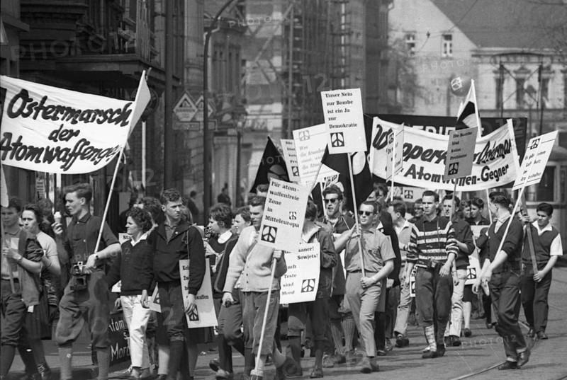 The 1962 Easter march, here the Easter march Ruhr 62 on 21. 4. 1962, was the 1st Easter march with a larger participation of the inhabitants of the Ruhr area, Germany, Europe