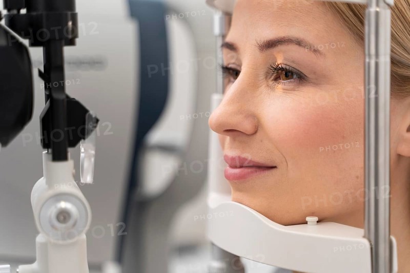 Woman eyes consult 3