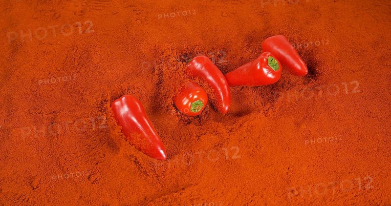 Paprika (capsicum) annuum, falling on Paprika Powder