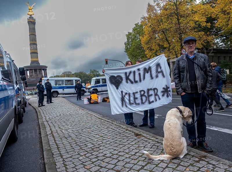 Germany, Berlin, 28 October 2023, Lieben Klima Kleber, Victory Column, Hundi, Europe