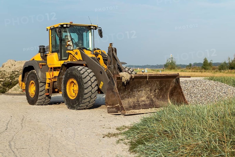 Coastal defence, wheel loader on the sandy beach on the Priwall, seaside resort of Travemünde, Hanseatic City of Lübeck, Schleswig-Holstein, Germany, Europe