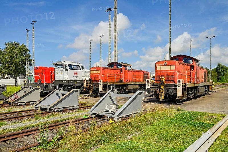 Three shunting locomotives on the siding at the buffer stop, Bremerhaven, Bremen, Germany, Europe