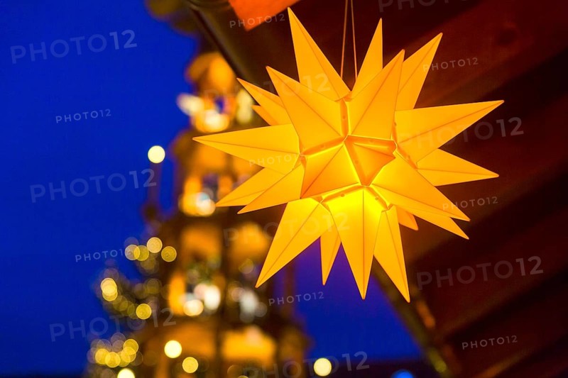 580th Striezelmarkt in Dresden Herrnhut stars are a must. The Striezelmarkt, which has been held since 1434, is the oldest Christmas market in Germany and takes place on the Altmarkt. In 2009 the market was redesigned, a special landmark is for example the world's largest candle arch