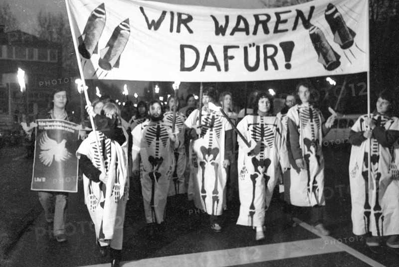 A torchlight procession for disarmament and against nuclear missiles moved to the Ministry of Defence at Hardthoehe. Bonn. 8 April 1981, Germany, Europe