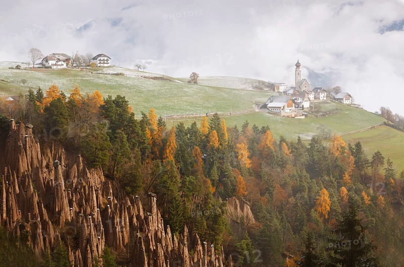 Church of St. Nicholas in Mittelberg at Renon, with the Rittner Erdpyramiden fairy chimneys of Lengmoos, Bolzano, South Tyrol, Italy, Europe