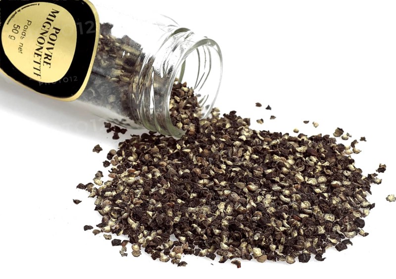 Real pepper, Black pepper (piper nigrum), Pepper bush, Pepper family, Mignonnette Pepper, Grinded Pepper against white background