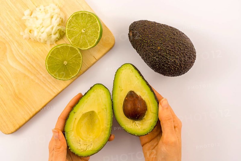 Avocado cut with a lime and onion. Recipe to prepare a nice guacamole