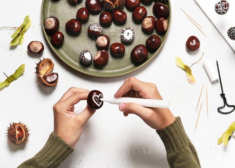 Step 3: Draw a heart on a chestnut with a white acrylic pen. Handicrafts with children. Step by step instructions. Herbs decoration