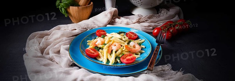 Strozzapreti pasta with spinach and prawns