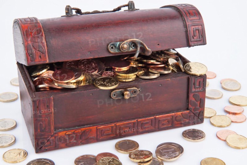 A treasure chest full of euro coins, Studio