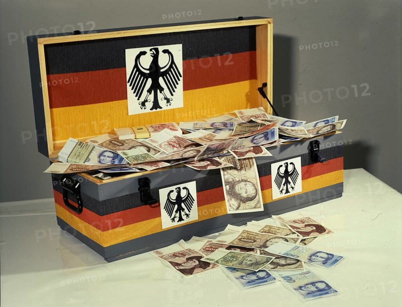 DEU, Germany: The historical slides from the times 80-90s events and persons from politics, culture, working life, medicine a.o. Iserlohn. Symbol photo, DM state budget. 80s