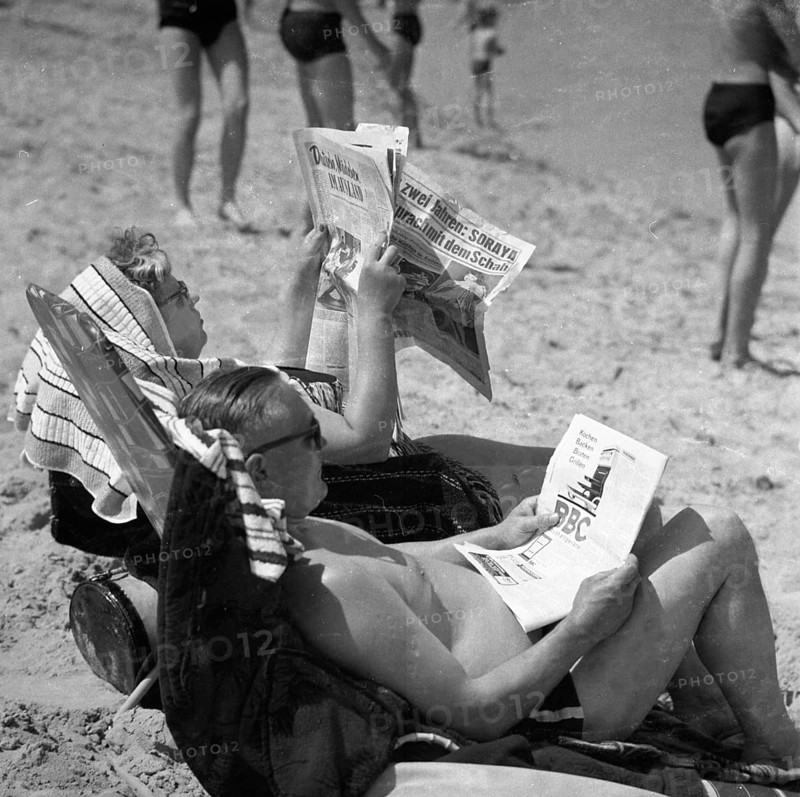 Bathers at Lake Garbsen near Hanover in the summer of 1959, Germany, Europe