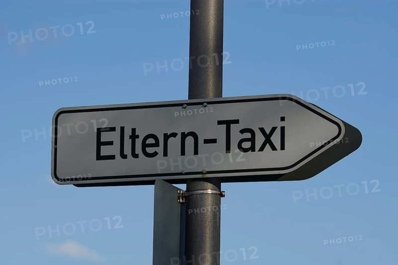 Parent taxi, school, sign, helicopter parents, helicopter parents, care, parents, children, helicopter parents, child psychology, youth psychology, psychology, Schwäbisch Hall, Hohenlohe, Heilbronn-Franken, Baden-Württemberg, Germany, Europe
