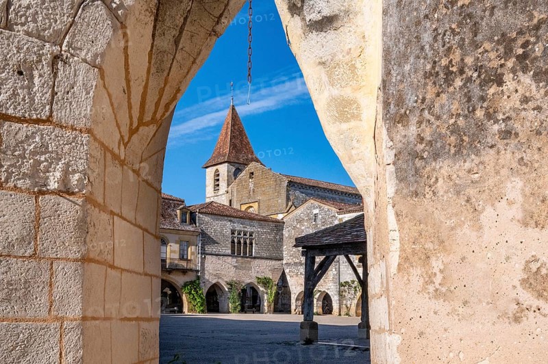 Die Place des Cornieres ist der zentrale Stadtplatz der Bastide Monpazier, Departement Dordogne, Nouvelle-Aquitaine, Frankreich