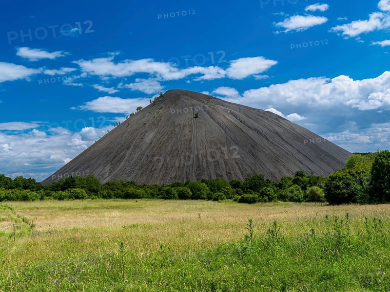 Hohe Lime tree cone dump, overburden from the copper slate mining of the Thomas-Münzer shaft from 1955 to 1990, Sangerhausen, Saxony-Anhalt, Germany, Europe