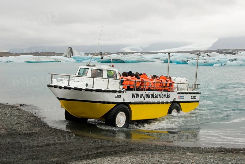 Amphibious vehicle, Jökulsarlon, glacial lake Jokulsarlon, Breidamerkurjökull glacier, Iceland, Europe
