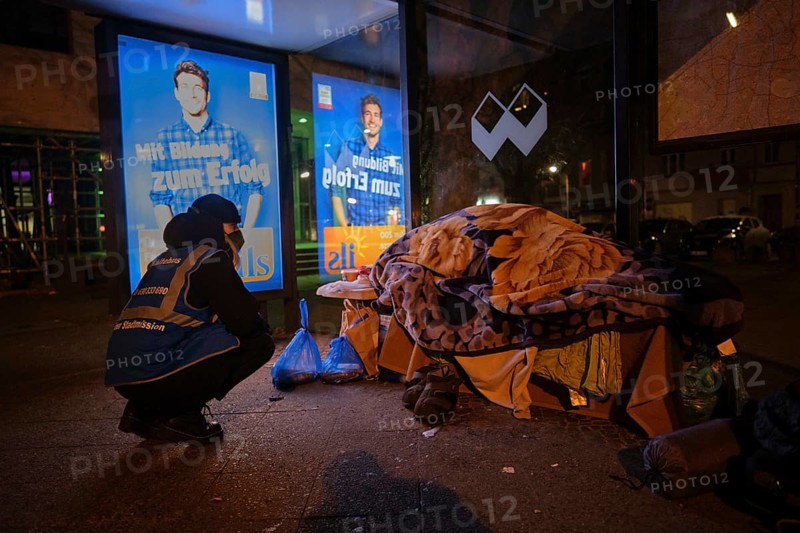 Germany, Berlin, 25.11.2018, cold bus of the Berlin City Mission, sleeping homeless person in a bus stop Amrumer Straße, employee of the City Mission, Karla Kopernik, Europe