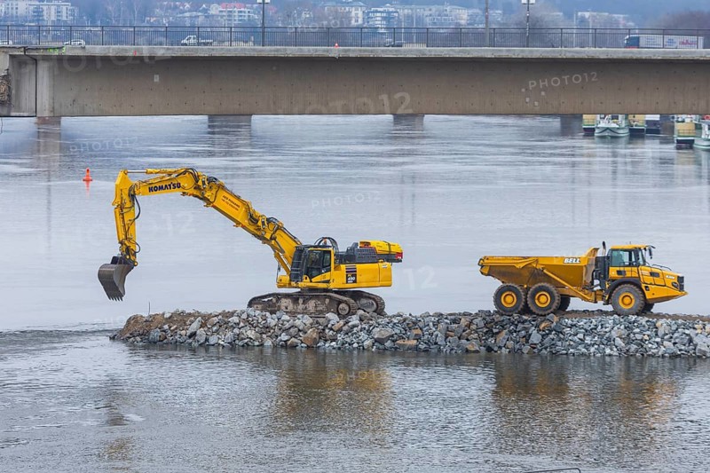 After the partial collapse of the Carola Bridge. The embankment on the old town side of the Elbe is being rebuilt to clear the river channel, Dresden, Saxony, Germany, Europe