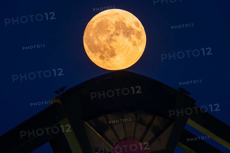 The full moon passes over the Flößerbrücke bridge in Frankfurt am Main. A super moon will shine from the sky on 17 and 18 September 2024. On the night of 17 to 18 September 2024, the full moon will be just 357, 500 kilometres away from Earth, Frankfurt, Hesse, Germany, Europe