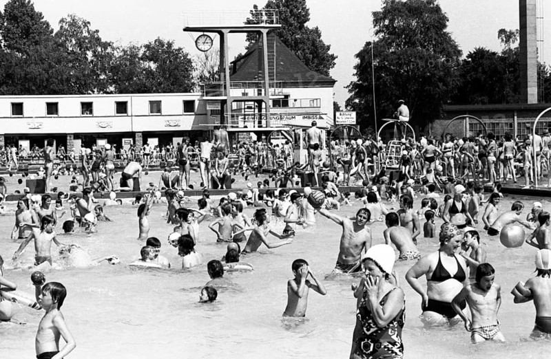 The summer of 1976 brought lots of sunshine and full swimming pools, as here on 25.6.1976 in Dortmund, Germany, Europe