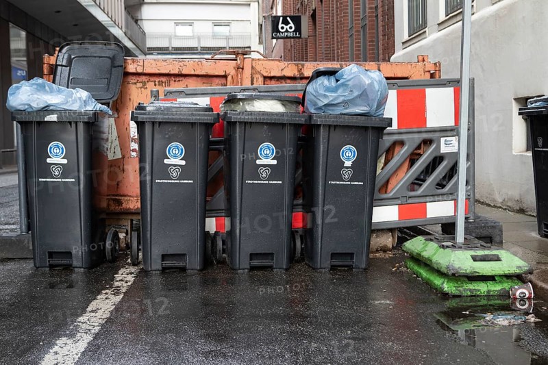Symbolic image, city cleaning, waste disposal, recycling, bins for residual waste filled with rubbish bags at the roadside in Hamburg, Germany, Europe