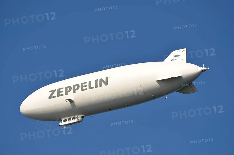 On Lake Constance, Zeppelin in flight
