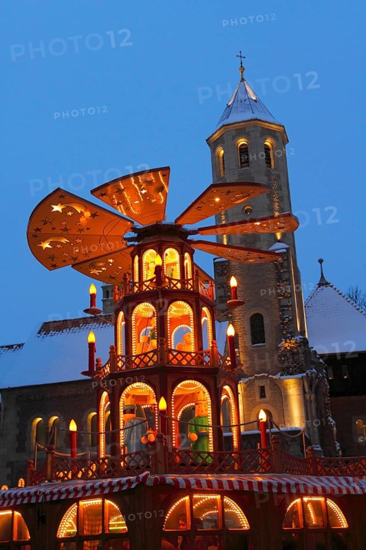 Christmas pyramid, Christmas market, Dankwarderode Castle, Brunswick, Lower Saxony, Christmas decoration, Germany, Europe