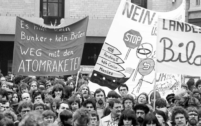 25, 000 called by the peace movement demonstrated against new nuclear missiles, neutron bomb and the Nato double decision on 4.4.1981 in Bonn, Germany, Europe