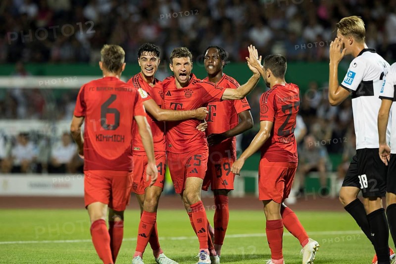 Football match, Thomas MÜLLER FC Bayern Munich centre celebrates his 0:1 Tor tor with from left to right Joshua KIMMICH FC Bayern Munich with the number six on his back, Aleksandar PAVLOVIC FC Bayern Munich, Mathys Henri TEL FC Bayern Munich and Raphael GUERREIRO FC Bayern Munich, on the right resigned Luka-Mikael HYRYLÄINEN SSV Ulm, football stadium Donaustadion, Ulm, Germany, Europe