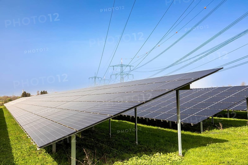 Solar park with high-voltage pylons