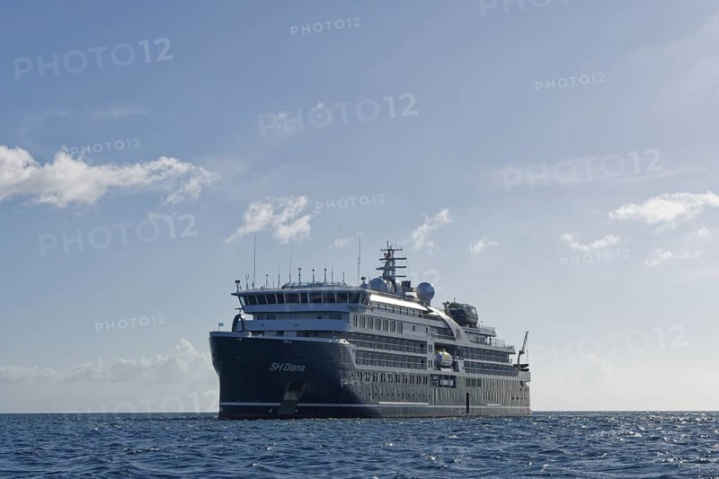 Cruise ship, expedition cruise ship SH Diana, blue water, Aldabra Atoll, Seychelles, Africa
