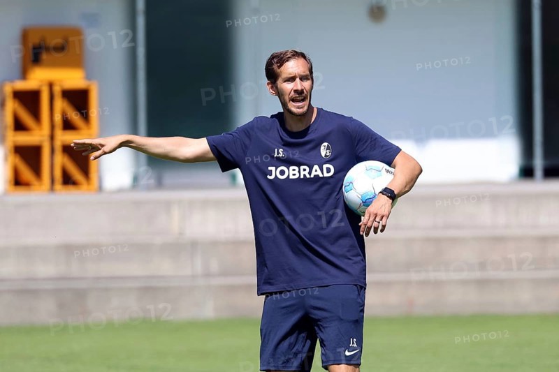 Coach Julian Schuster (SC Freiburg) at the training camp SC Freiburg Schruns 2024 DFL REGULATIONS PROHIBIT ANY USE OF PHOTOGRAPHS AS IMAGE SEQUENCES AND/OR QUASI-VIDEONan Photo: Joachim Hahne/johapress