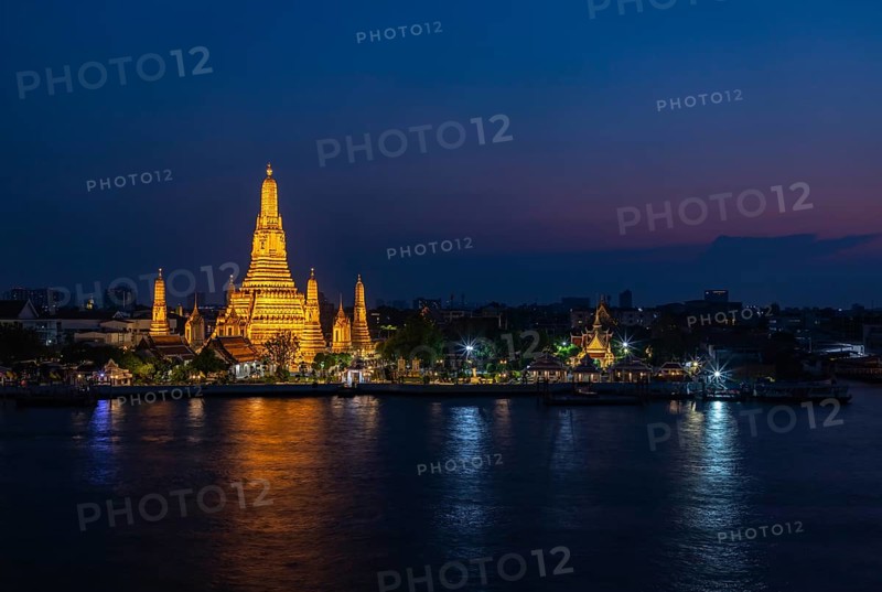 A picture of the Wat Arun Temple at night