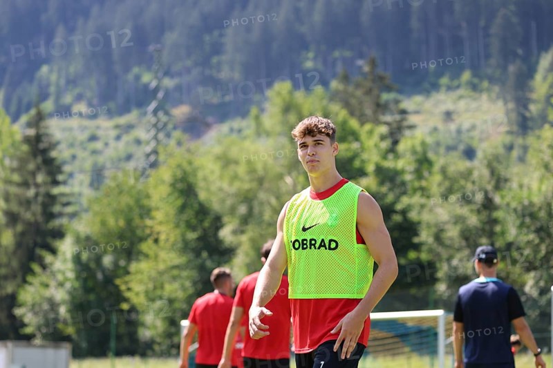 Sparkling with ambition: Noah Weißhaupt (SC Freiburg) at the SC Freiburg Schruns 2024 training camp DFL REGULATIONS PROHIBIT ANY USE OF PHOTOGRAPHS AS IMAGE SEQUENCES AND/OR QUASI-VIDEOn Photo: Joachim Hahne/johapress