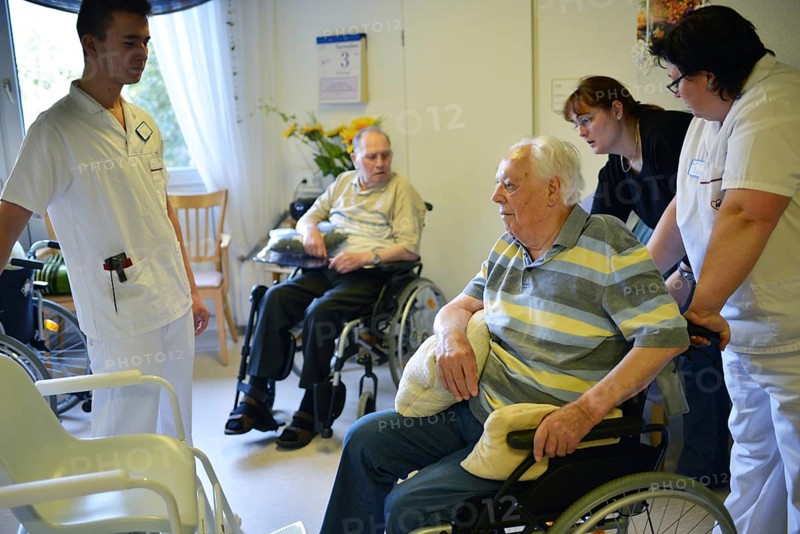 Exemplary care in old people's homes, such as here in the senior citizens' centre of the Arbeiterwohlfahrt (AWO), is not found everywhere. The friendly affection of the staff and the well-designed light-flooded rooms create a pleasant atmosphere for the seniors. Weight control for the elderly often heavy work for the geriatric nurses. DEU, Germany, Marl: Exemplary care in nursing homes, such as here at the senior centre of the Workers' Welfare A, 178/Seniorenzentrum der AWO/DEU, Germany, Europe