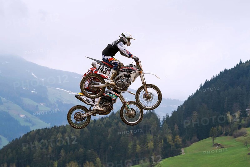 Tandem jump at the Tyrolean Motocross Championships, Aschau in Zillertal Valley, Tyrol, Austria, Europe