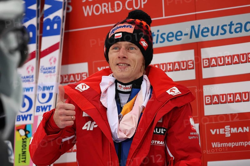 Thumbs up: Dawid Kubacki (Poland /POL) in the LeaderBox in the men's individual event at the FIS Ski Jumping World Cup Neustadt
