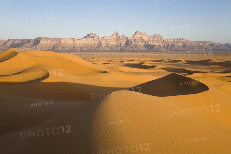 Sand dunes, in front of Idinen Mountains, Libyan Desert, Sahara, Libya, Africa